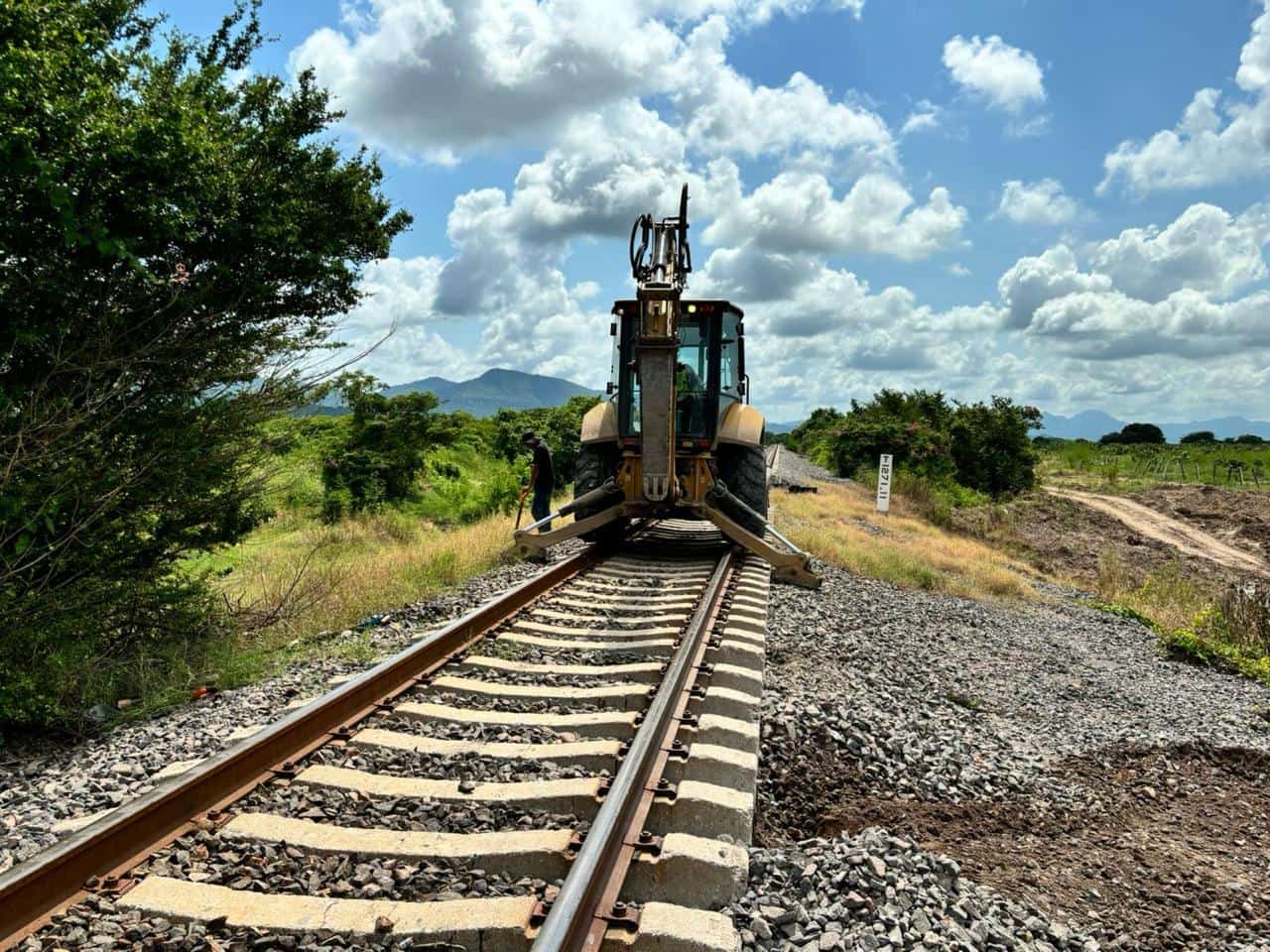Maquinaria de CUMSA trabajando sobre vía ferroviaria